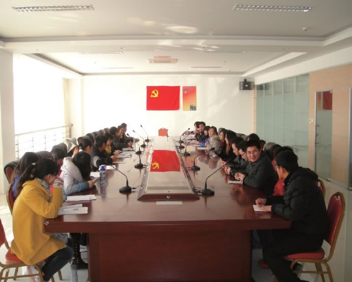黨旗下，我們莊嚴宣誓